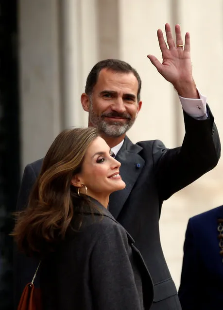 Spain's King Felipe and Queen Letizia wave as they arrive to the city hall in Lisbon, Portugal, November 29, 2016. (Photo by Rafael Marchante/Reuters)