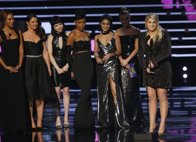 Meghan Trainor (R) accepts the award for favorite album for "Title" at the People's Choice Awards 2016 in Los Angeles, California January 6, 2016. (Photo by Mario Anzuoni/Reuters)