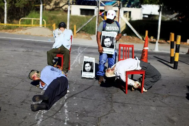 Mannequins depicting torture victims are left by demonstrators protesting against former Salvadoran army general Jose Guillermo Garcia prior to Garcia's arrival, at El Salvador International Airport in San Luis Talpa January 8, 2016. The U.S. deported Garcia after an immigration judge found that he was involved in human rights violations during his tenure as El Salvador's defense minister from 1979 to 1983. (Photo by Jose Cabezas/Reuters)